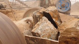 Строительство, дробление щебёнки