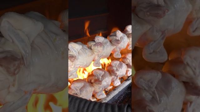 Канал Уличная Еда / Street Food Channel t.me/StreetFoodChannel Курица гриль на дубовых дровах.