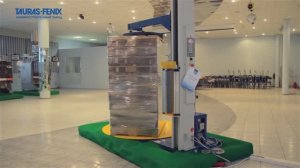 Упаковка паллет стрейч-плёнкой на паллетной машине с прижимом