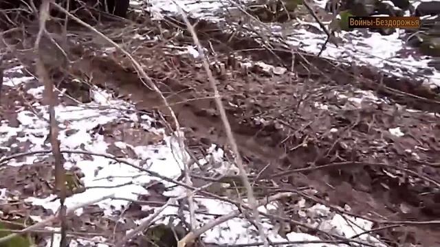 Старые грузовики ЗИЛ 131 против Урала 375D, Советской российской эпохи 6х6 по бездорожью и грязи.