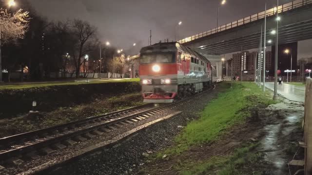 Поезд № 602Я Москва - Рыбинск проходит мимо станции метро Окружная (12.04.2024)