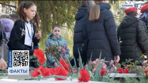 Цветы возложили к братской могиле мирных жителей в поселке Михизеева Поляна