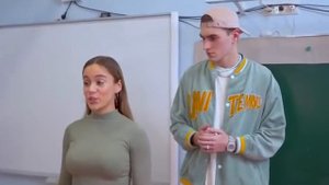 Новый учитель по Йоги в кампусе