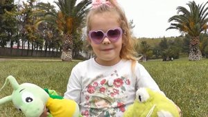 В траве сидел кузнечик|| In the grass Grasshopper sat||Смешная детская песенка