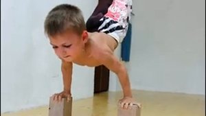 Мальчику пять лет, крутые трюки