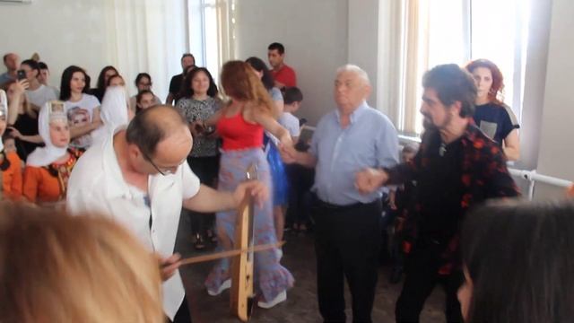 Дзах Арут танцует амшенский танец в Сочи смотреть онлайн