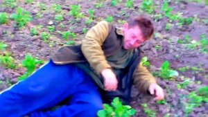 пьяный деревенский парень