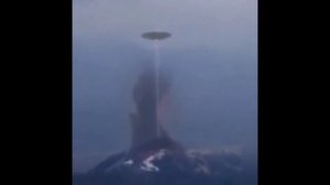 НЛО ликвидирует вулкан в Японии.
