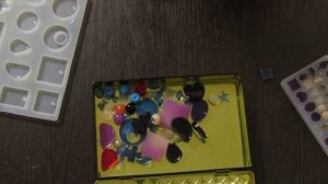 Лиза распаковывает бусины из эпоксидной смолы // Бусины из молдов