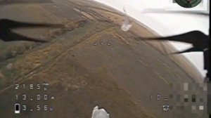 🛩💥🚁⚡Российский FPV-дрон атаковал вертолет Ми-24 ВСУ, который вел огонь НАРами