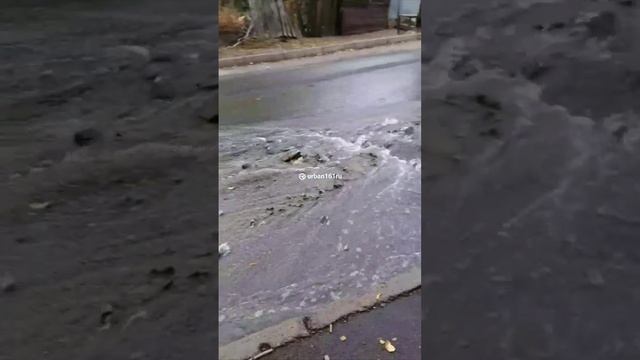 В Грибоедовском переулке - прорыв. Вода хлещет не первый день.