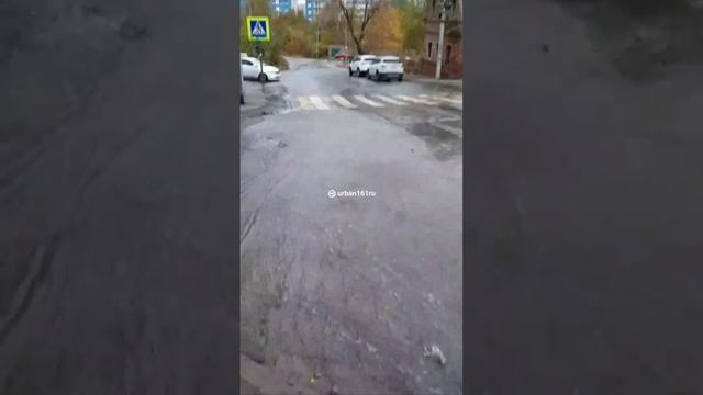 В Грибоедовском переулке - прорыв. Вода хлещет не первый день.