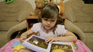 Полинка - Малинка читает книжку про Рапунцель и смешарика Кроша
