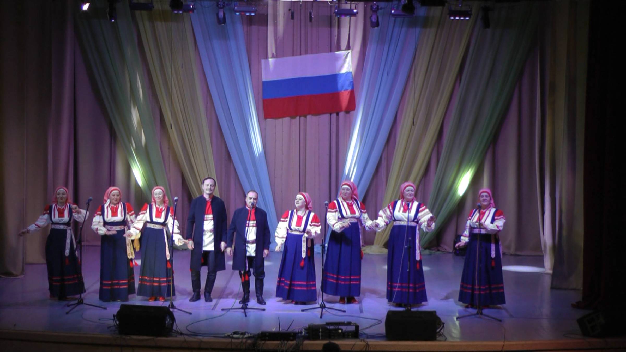 "По узенькой дорожке"  Народный самодеятельный коллектив ансамбль народной песни «Русские напевы»