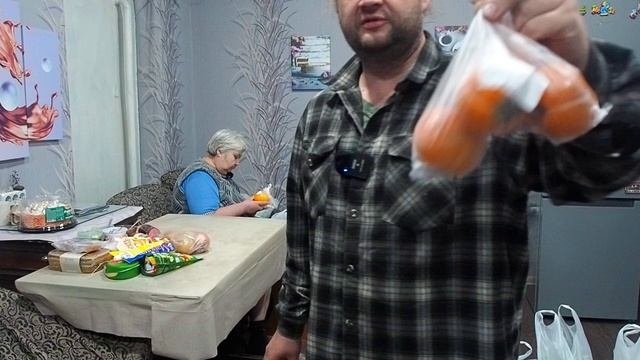 Получил пенсию заехал в продуктовый магазин показываю какие продукты я купил