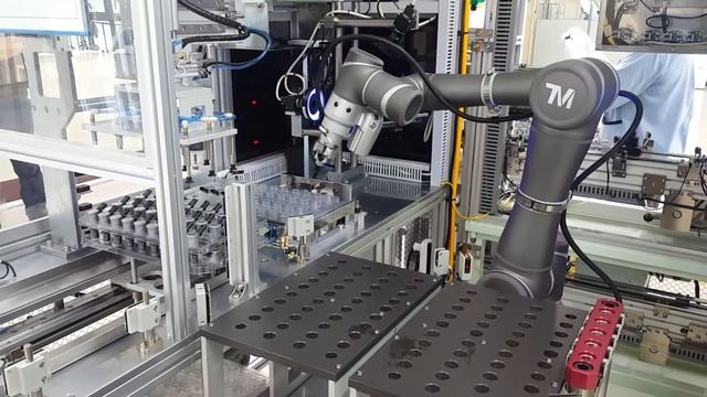 Кобот TM Robot осуществляет контроль качества изделий с помощью дополнительной камеры