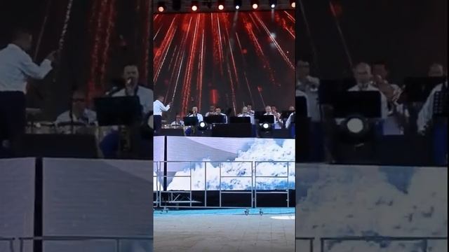 Парочка танцует под музыку народного оркестра Ейский Биг-бенд (A.море.фест, г. Анапа, май 2021)