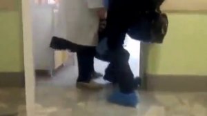 Ребенка ведут в детскую стоматологию