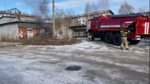 Пожар/Горит мусорный бак/Работа сотрудников МЧС на месте вызова/КАМАЗ-43118-7.0.