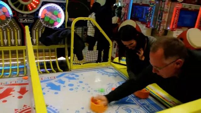 Air Hockey in Japan... смотреть онлайн