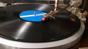 Демонстрация работоспособности проигрывателя винила Victor QL-Y44F