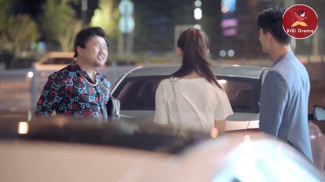 暴發戶欺負小導購幫他拎包，仔細一問整個商場都是他家的，瞬間驚呆！