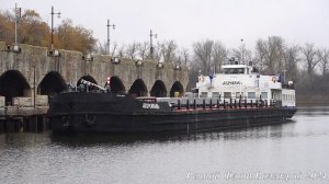 Сухогруз АКРОПОЛЬ заходит в Волго-Донгской канал в Волгограде.