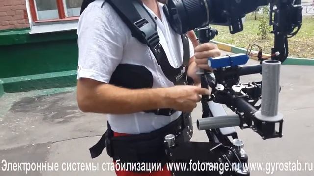 Электронный стедикам Gyrostab с операторским жилетом и двухсекционной демпфирующей рукой. Бэкстейдж