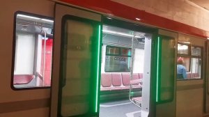 Новейший поезд метро Балтиец 81-725.1 на станции Нарвская.