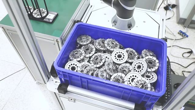 Коллаборативный робот Techman перемещает и сортирует детали