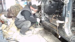 привариваем  порог и заднею левую арку на ваз2110м