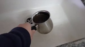 Удаление использованного кофе из турки без загрязнения кухонной раковины