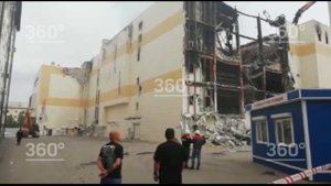 Стены «Зимней вишни» начали сносить при помощи тяжелой техники