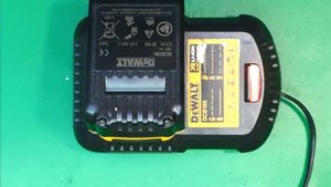 Зарядное DCB105