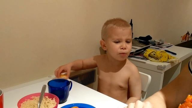 Кирюха песенку поёт