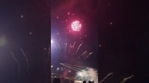 Фейверк в ночном небе.