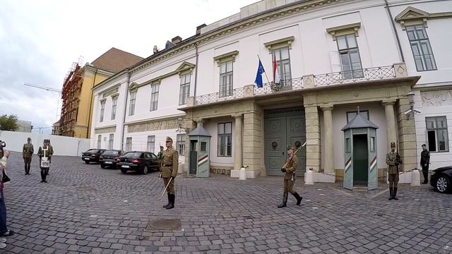 Будапешт. Смена караула у президентского дворца 3. 05. 2016 г. смотреть онлайн