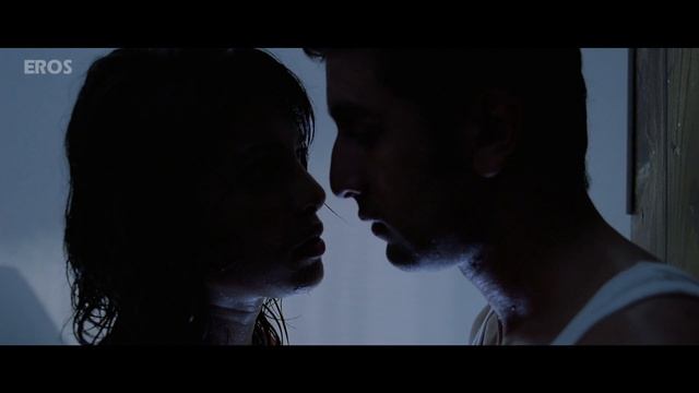 Priyanka Chopra and Ranbir Kapoor's HOT KISS Scene | Anjaana Anjaani Movie