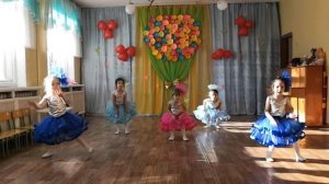 Танцевальная композиция девочек средней группы«Целый день танцую»