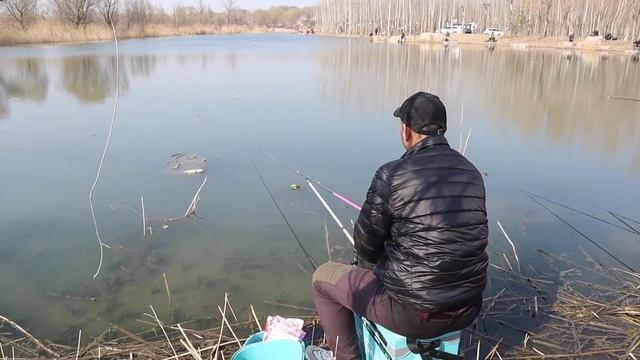 野钓：大爷号称这条河的扛把子，跟着大爷钓鱼能涨不少见识！