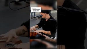 четко играет на гитаре и поет