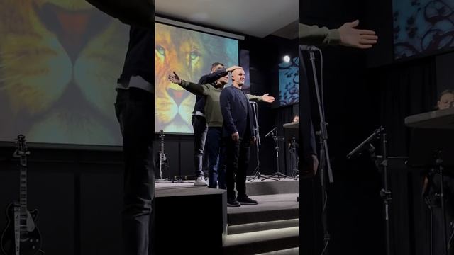Когда Бог смотрит на грешника через Иисуса, он видит его идеальным #городчехов #краеугольныйкамень