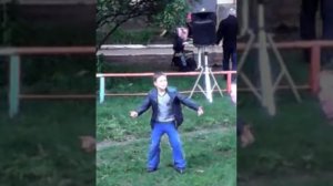 Пацан в синих штанах отжигает под песню LOWA