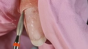 Комбинированный маникюр. Снятие покрытия. Срез кутикулы ножничками и кусачками.