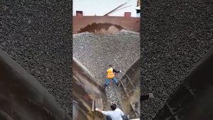 Строительство, разгрузка баржи со щебнем