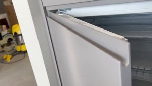 Обзор кухни с крашенными фасадами и встроенным холодильником,  КУХНИ-ЦЕНТР (г.Краснодар)