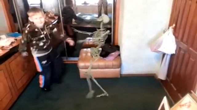 Человек танцует со скелетом смотреть онлайн