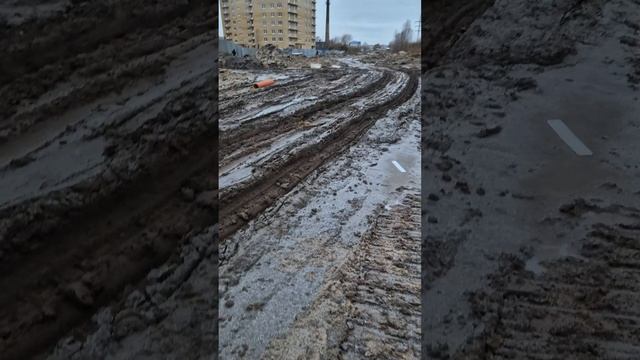 На Карпогорской улице, как и на Бревеннике, но вопрос в том, что дорогу здесь ремонтировали и бро...