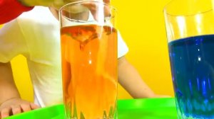 Фокус с цветной водой  Научный эксперимент  Science Experiments with colored water HD 2018