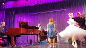 Девочка на сцене танцевала